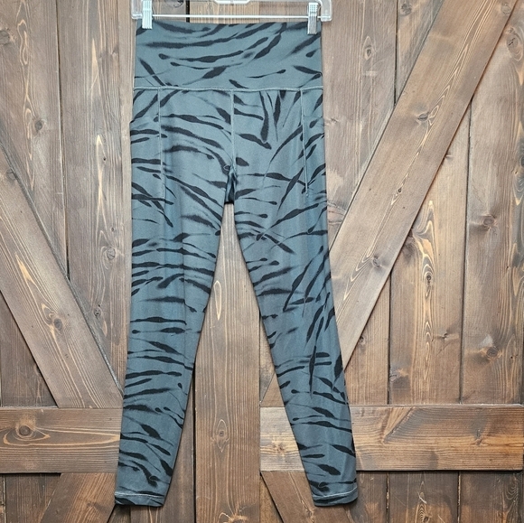 Athleta Salutation Stash Pocket II 7/8 Tight Leggings in Black and Gray Zebra ST - Picture 5 of 5